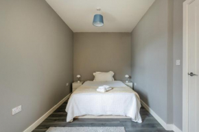 Modern double room with shared bathroom